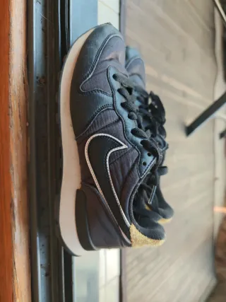 Zapatillas Nike casual beige y negro