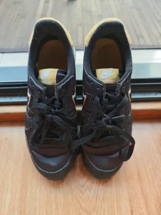 Zapatillas Nike casual beige y negro