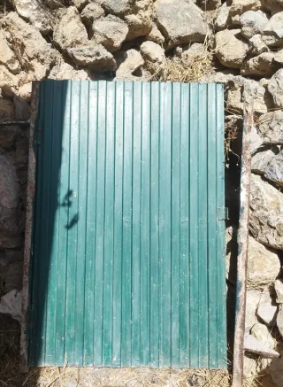 Puerta metálica verde