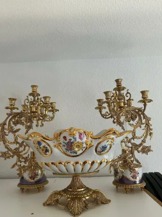 Centro de mesa y 2 candelabros dorados