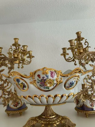 Centro de mesa y 2 candelabros dorados