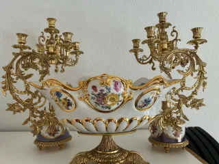 Centro de mesa y 2 candelabros dorados