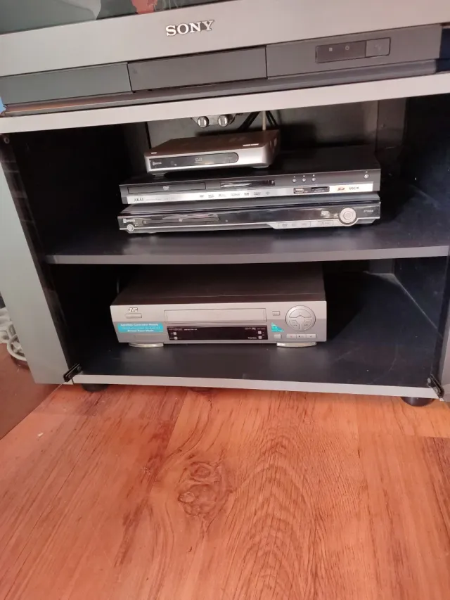 TV Sony con Reproductores DVD y Vídeo.