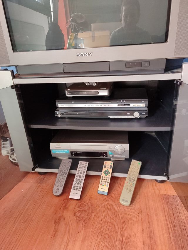 TV Sony con Reproductores DVD y Vídeo.