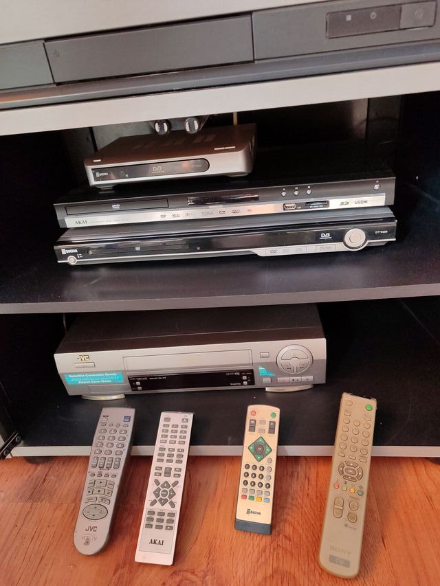 TV Sony con Reproductores DVD y Vídeo.