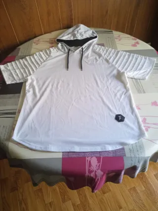 Camiseta con capucha y manga corta