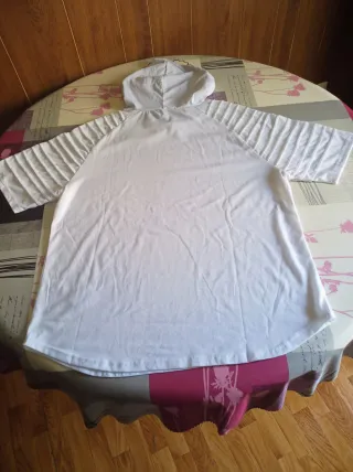 Camiseta con capucha y manga corta