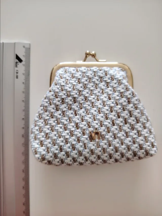 Monedero tejido azul y marrón