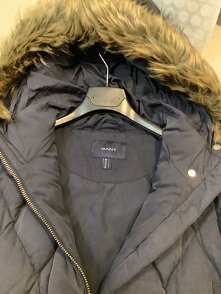 Plumífero GANT azul con capucha y pelo