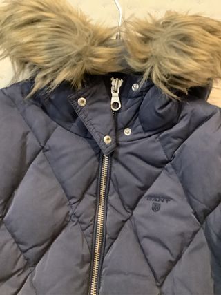 Plumífero GANT azul con capucha y pelo