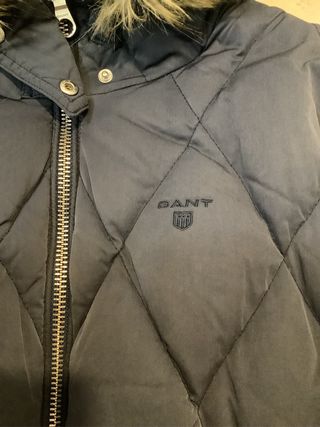 Plumífero GANT azul con capucha y pelo
