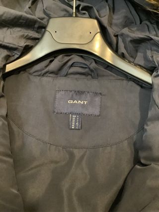Plumífero GANT azul con capucha y pelo