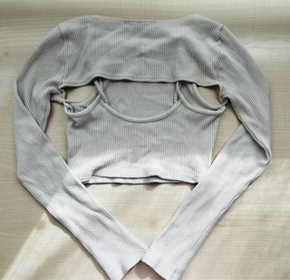 Top manga larga beige con abertura