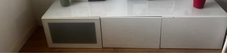 Mueble TV Besta Ikea color canela y puertas blanca