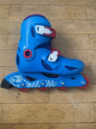Patines, protecciones y bolsa azul