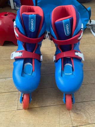 Patines, protecciones y bolsa azul