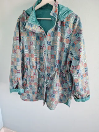 Chubasquero reversible estampado