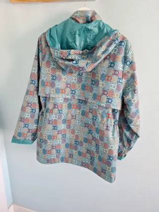 Chubasquero reversible estampado