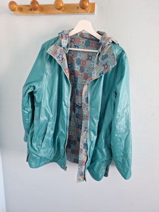 Chubasquero reversible estampado