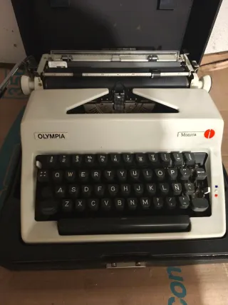 Máquina de escribir Olympia Mónica