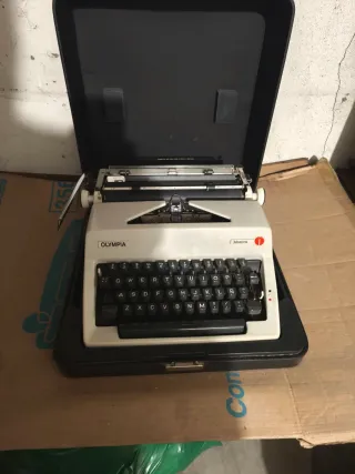 Máquina de escribir Olympia Mónica