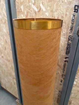 Lámpara de pie dorada y naranja