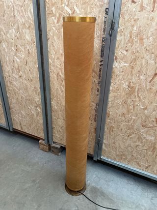 Lámpara de pie dorada y naranja