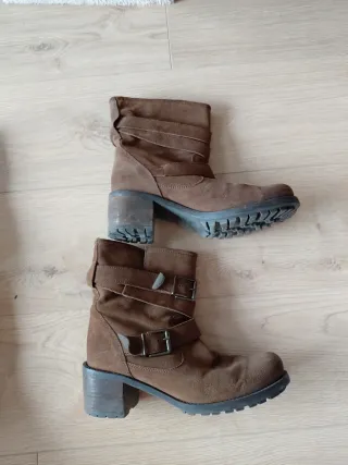 Botín campero marrón con hebillas, muy cómodos.