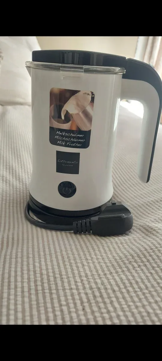 Espumador de leche blanco