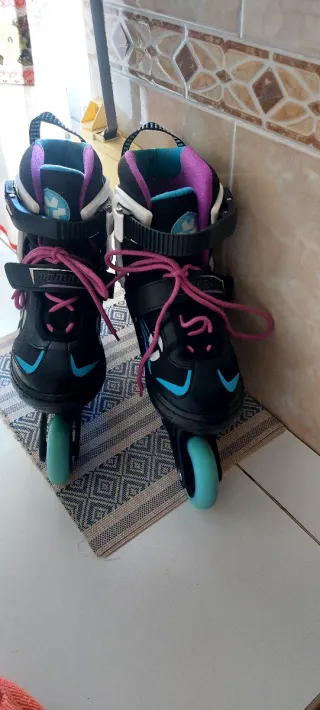 Patines en línea para niños con sus accesorios