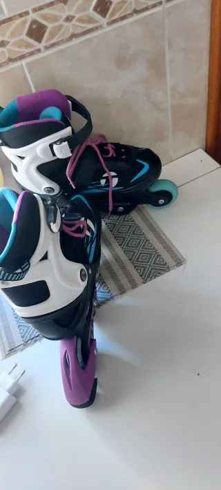Patines en línea para niños con sus accesorios