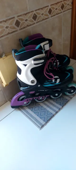 Patines en línea para niños con sus accesorios