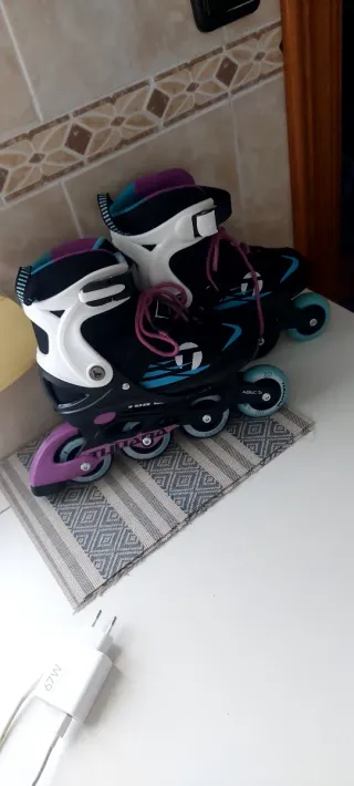 Patines en línea para niños con sus accesorios