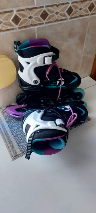 Patines en línea para niños con sus accesorios