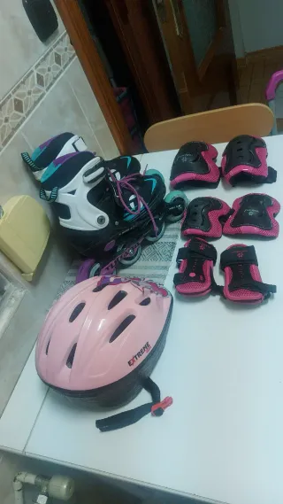 Patines en línea para niños con sus accesorios