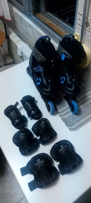 Patines en línea para niños con sus accesorios