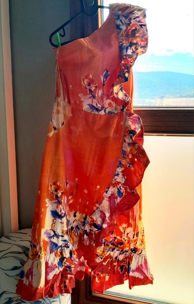 Vestido asimétrico. Adolfo Domínguez.