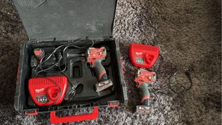 Milwaukee Taladro Atornillador y Cargador