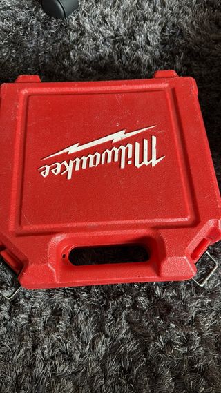 Milwaukee Taladro Atornillador y Cargador