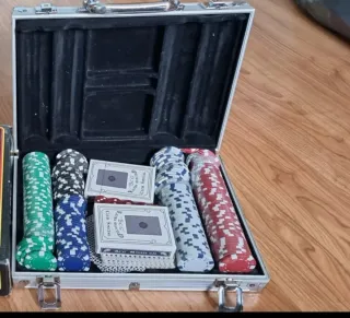 Maletín de póker con fichas y cartas