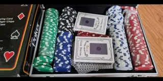 Maletín de póker con fichas y cartas