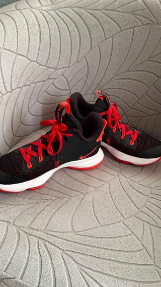 Zapatillas Nike LeBron Negras y Rojas