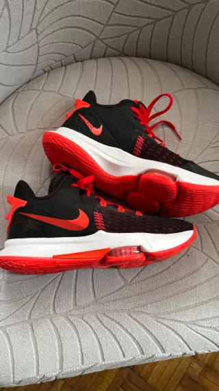 Zapatillas Nike LeBron Negras y Rojas