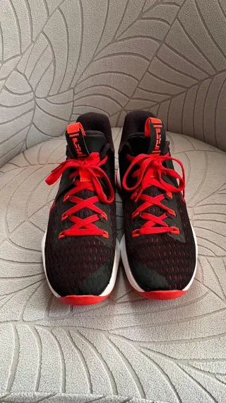 Zapatillas Nike LeBron Negras y Rojas