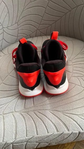 Zapatillas Nike LeBron Negras y Rojas