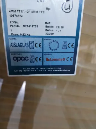 Ventana de aluminio con persiana