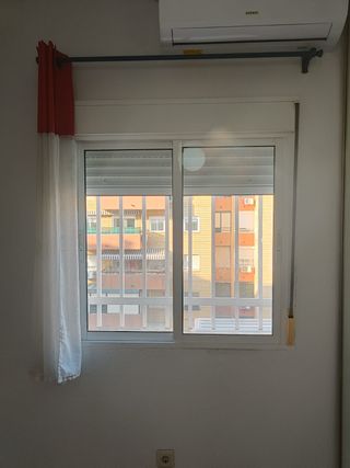 Dos ventanas de aluminio blanco