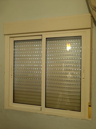 Dos ventanas de aluminio blanco