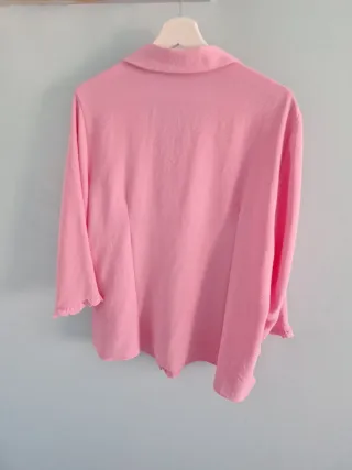 Blusa rosa con volantes