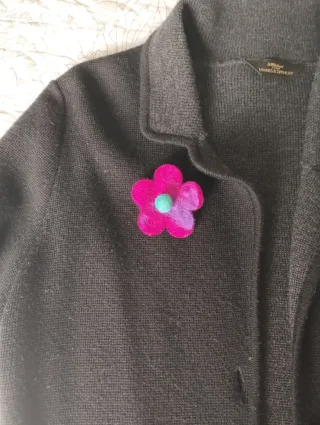 Chaqueta larga negra con broche floral